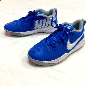 NIKE BASKETBALL Team Hustle Quick Shoes Size 6Y (7.5-Women's)